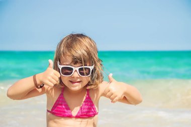 Kız Çocuk deniz ve havuz banyoları. Tunus Mahdia. Seçici odak. 