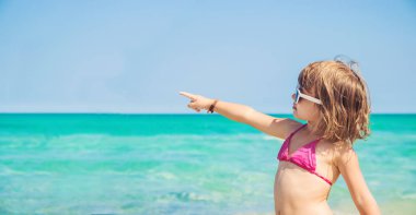 Kız Çocuk deniz ve havuz banyoları. Tunus Mahdia. Seçici odak. 