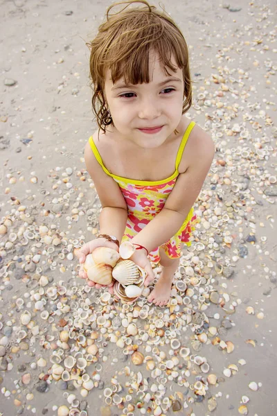 Девочка Купается Море Бассейне Тунис Махдия Селективный Фокус — стоковое фото