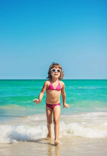 Девочка Купается Море Бассейне Тунис Махдия Селективный Фокус — стоковое фото