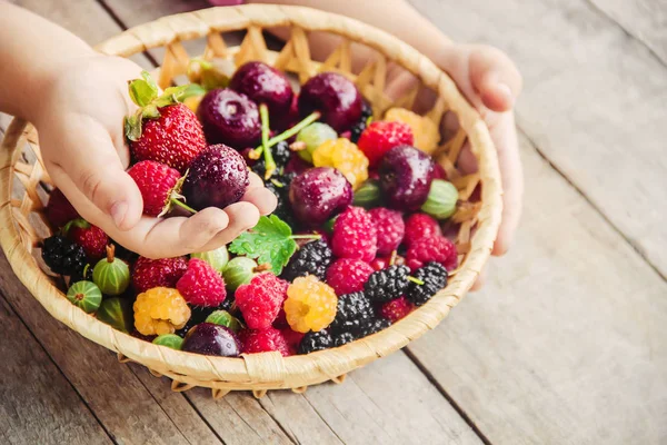 Çilek bir kalp şeklinde bir çocuğun elinde. Ev. Seçici odak.