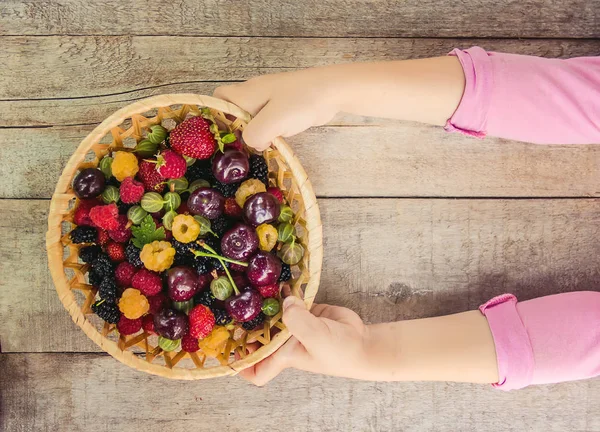Çilek bir kalp şeklinde bir çocuğun elinde. Ev. Seçici odak.