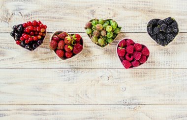 Çilek masanın üzerine ev yapımı vardır. Seçici odak.