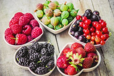 Çilek masanın üzerine ev yapımı vardır. Seçici odak.