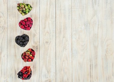 Çilek masanın üzerine ev yapımı vardır. Seçici odak.