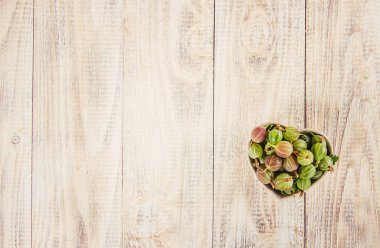 Çilek masanın üzerine ev yapımı vardır. Seçici odak.