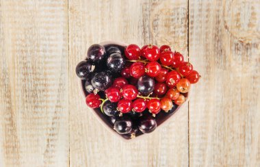 Çilek masanın üzerine ev yapımı vardır. Seçici odak.