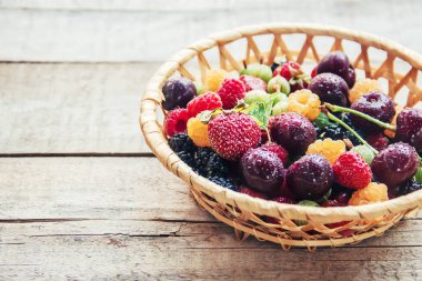 Çilek masanın üzerine ev yapımı vardır. Seçici odak.