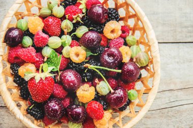 Çilek masanın üzerine ev yapımı vardır. Seçici odak.