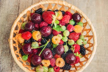 Çilek masanın üzerine ev yapımı vardır. Seçici odak.