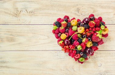 Çilek masanın üzerine ev yapımı vardır. Seçici odak.