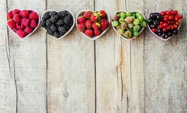 Çilek masanın üzerine ev yapımı vardır. Seçici odak.