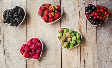 Çilek masanın üzerine ev yapımı vardır. Seçici odak.