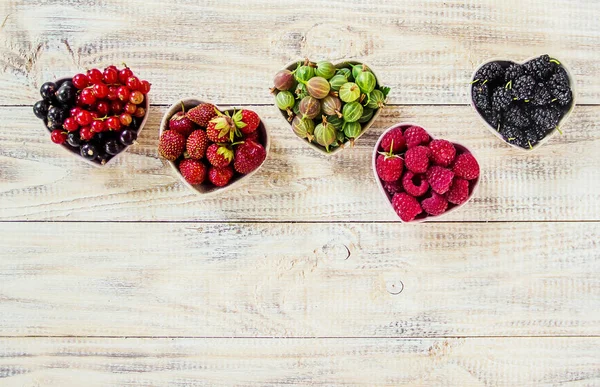 Çilek masanın üzerine ev yapımı vardır. Seçici odak.