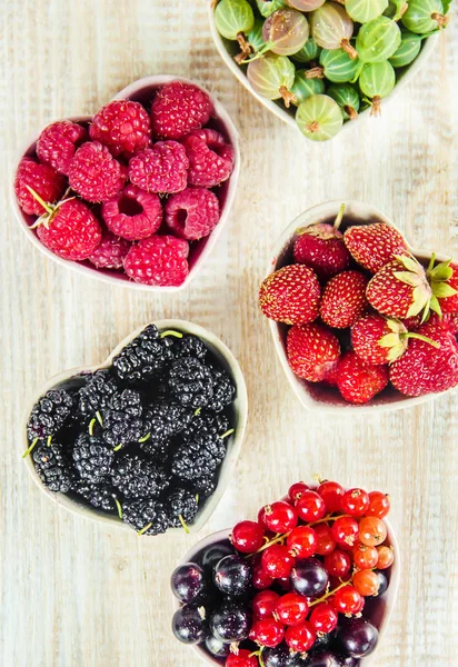 Çilek masanın üzerine ev yapımı vardır. Seçici odak.