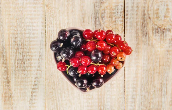 Çilek masanın üzerine ev yapımı vardır. Seçici odak.