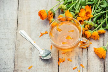 Calendula çay ve çiçekler. Seçici odak. 