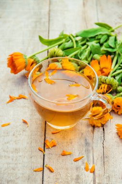 Calendula çay ve çiçekler. Seçici odak. 