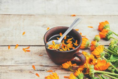 Calendula çay ve çiçekler. Seçici odak. 