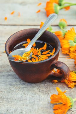 Calendula çay ve çiçekler. Seçici odak. 
