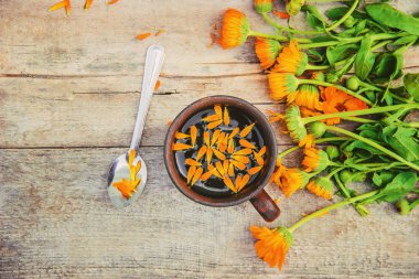 Calendula çay ve çiçekler. Seçici odak. 
