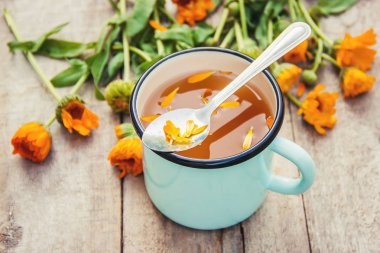 Calendula çay ve çiçekler. Seçici odak. 