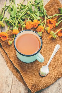 Calendula çay ve çiçekler. Seçici odak. 