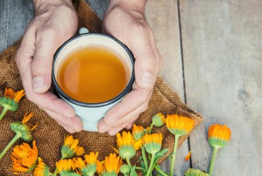 Calendula çay ve çiçekler. Seçici odak. 