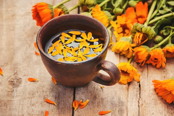 Calendula çay ve çiçekler. Seçici odak. 