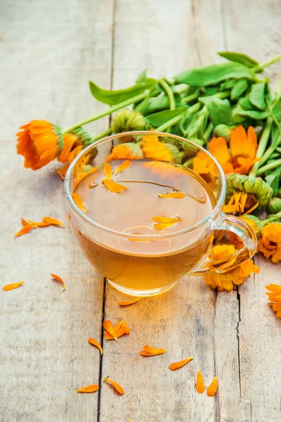 Calendula çay ve çiçekler. Seçici odak. 