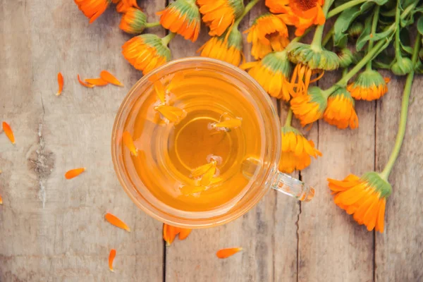 Calendula çay ve çiçekler. Seçici odak. 