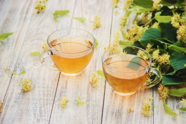 Ihlamur Çayı ve çiçekler. Seçici odak. 