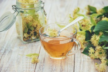 Ihlamur Çayı ve çiçekler. Seçici odak. 