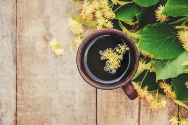 Ihlamur Çayı ve çiçekler. Seçici odak. 