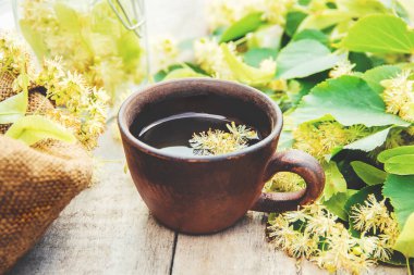 Ihlamur Çayı ve çiçekler. Seçici odak. 