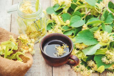 Ihlamur Çayı ve çiçekler. Seçici odak. 