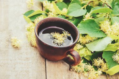 Ihlamur Çayı ve çiçekler. Seçici odak. 