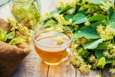 Ihlamur Çayı ve çiçekler. Seçici odak. 