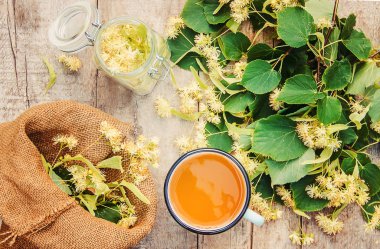 Ihlamur Çayı ve çiçekler. Seçici odak. 