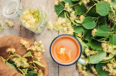 Ihlamur Çayı ve çiçekler. Seçici odak. 