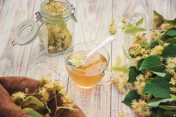 Ihlamur Çayı ve çiçekler. Seçici odak. 