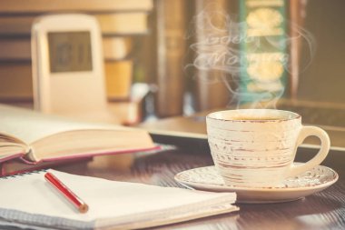 Bir fincan kahve ve bir duman Günaydın işyerinde ofiste. Seçici odak.