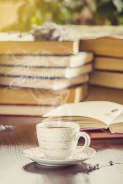 Bir fincan kahve ve bir duman Günaydın işyerinde ofiste. Seçici odak.