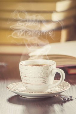 Bir fincan kahve ve bir duman Günaydın işyerinde ofiste. Seçici odak.