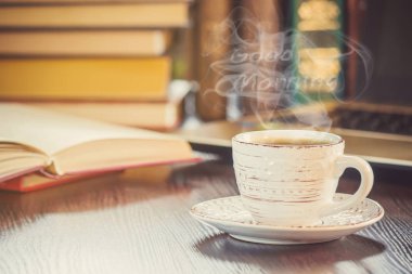 Bir fincan kahve ve bir duman Günaydın işyerinde ofiste. Seçici odak.