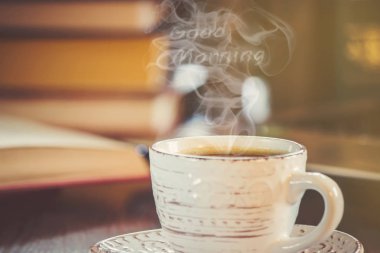 Bir fincan kahve ve bir duman Günaydın işyerinde ofiste. Seçici odak.