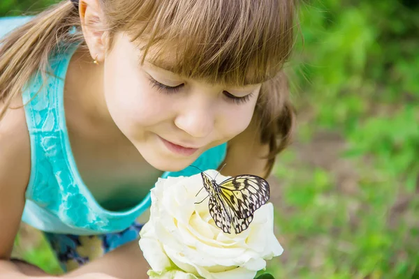 Kind Mit Einem Schmetterling Idee Leuconoe Selektiver Fokus — Stockfoto