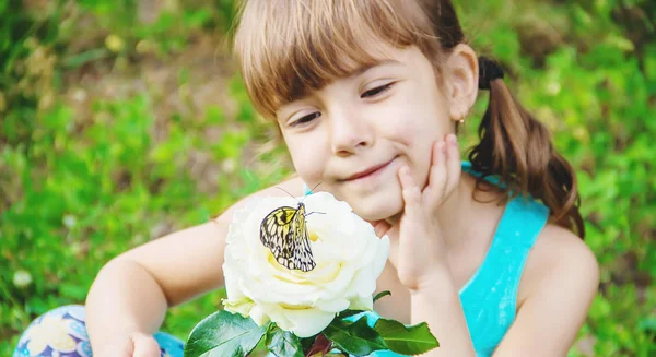 Kind Mit Einem Schmetterling Idee Leuconoe Selektiver Fokus — Stockfoto