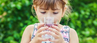 Çocuk bardak su. seçici odak.