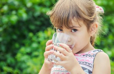 Çocuk bardak su. seçici odak.